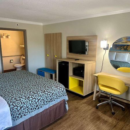 Days Inn By Wyndham Houston East Екстериор снимка
