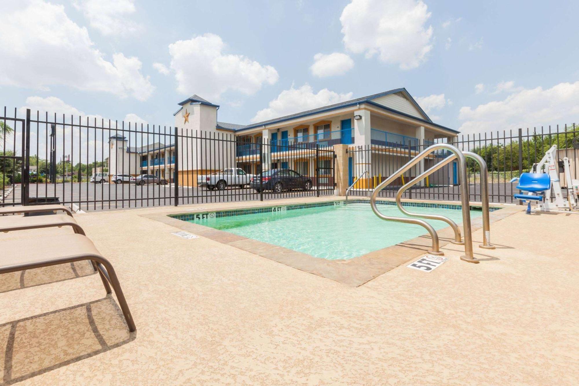 Days Inn By Wyndham Houston East Екстериор снимка