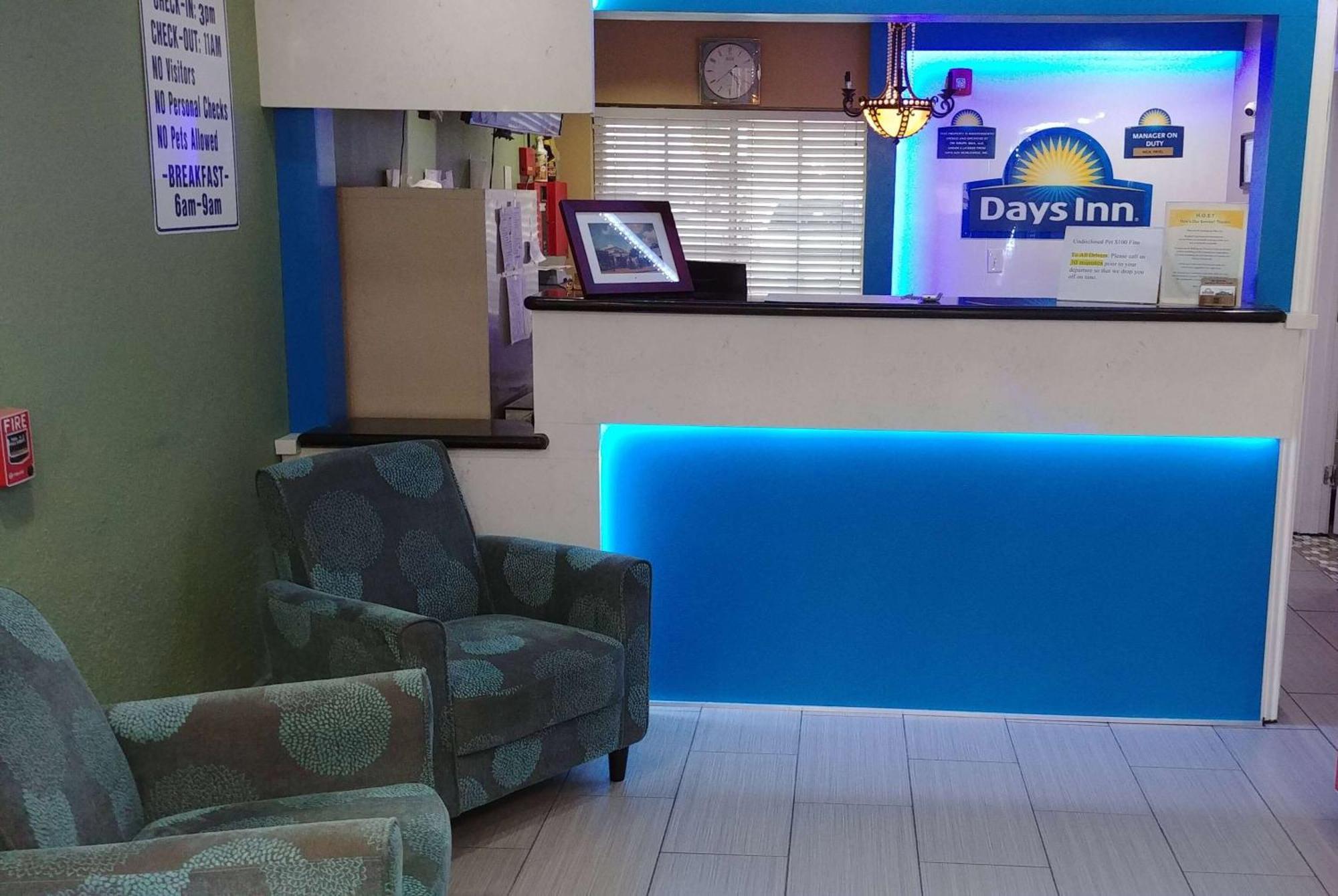 Days Inn By Wyndham Houston East Екстериор снимка
