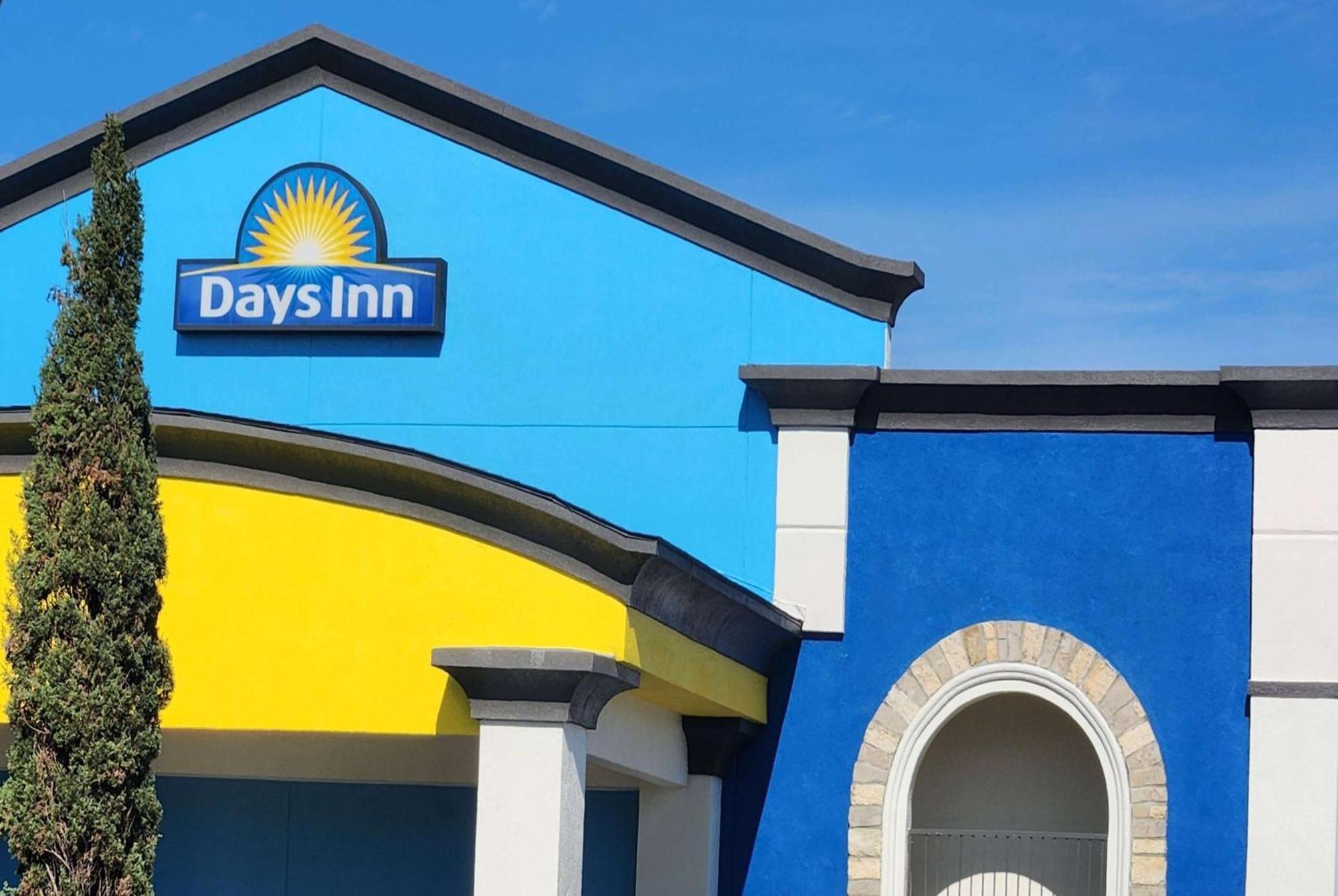 Days Inn By Wyndham Houston East Екстериор снимка