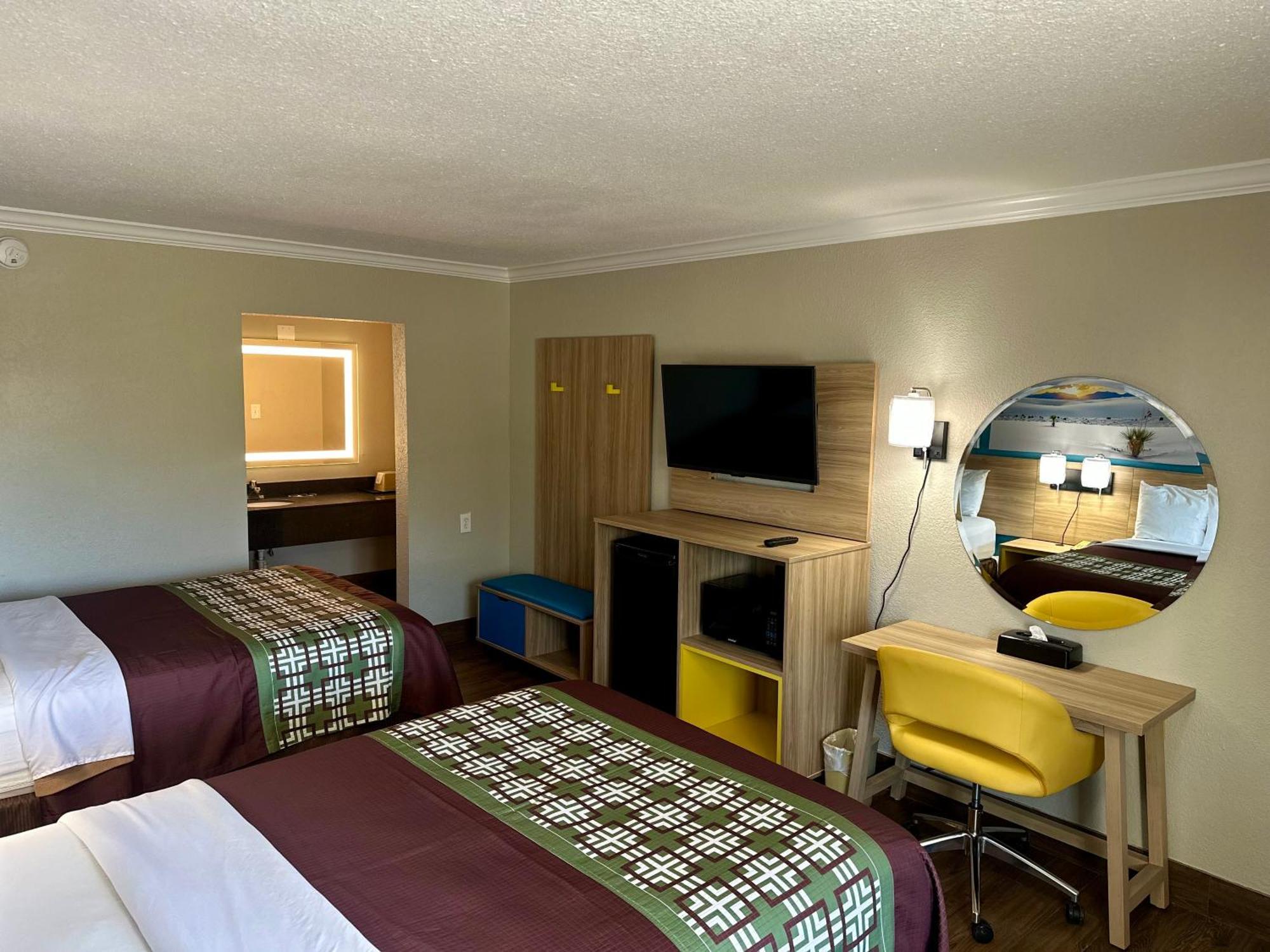 Days Inn By Wyndham Houston East Екстериор снимка