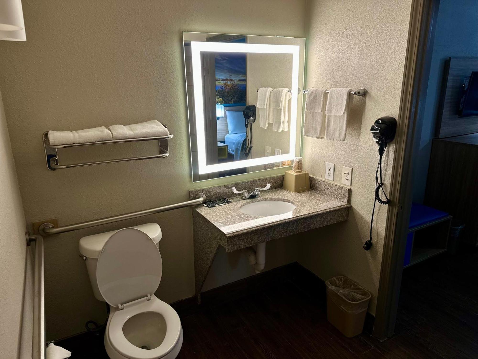 Days Inn By Wyndham Houston East Екстериор снимка