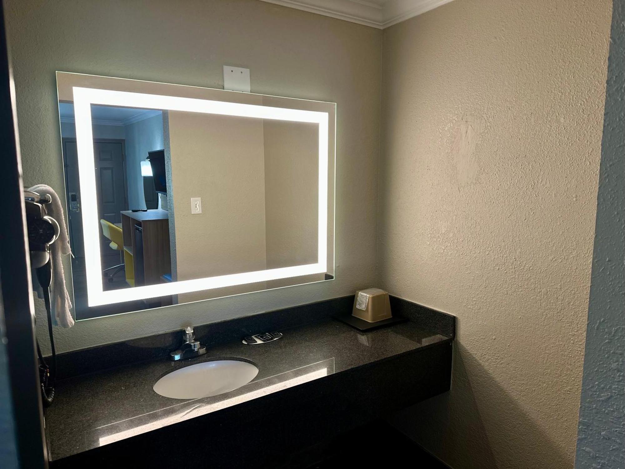 Days Inn By Wyndham Houston East Екстериор снимка