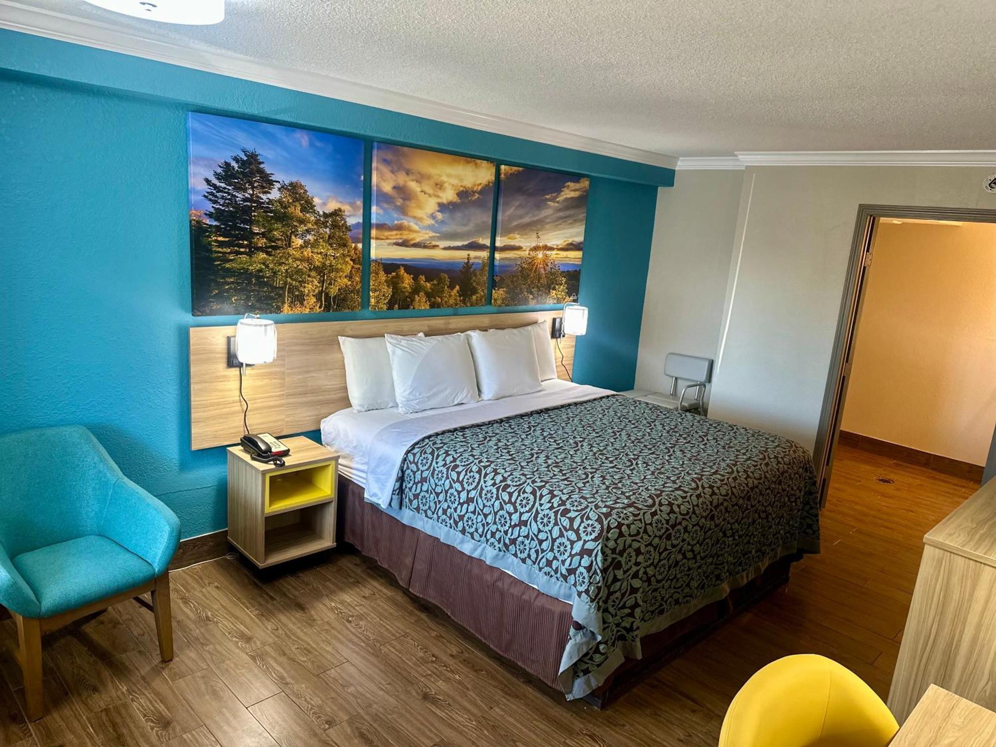 Days Inn By Wyndham Houston East Екстериор снимка
