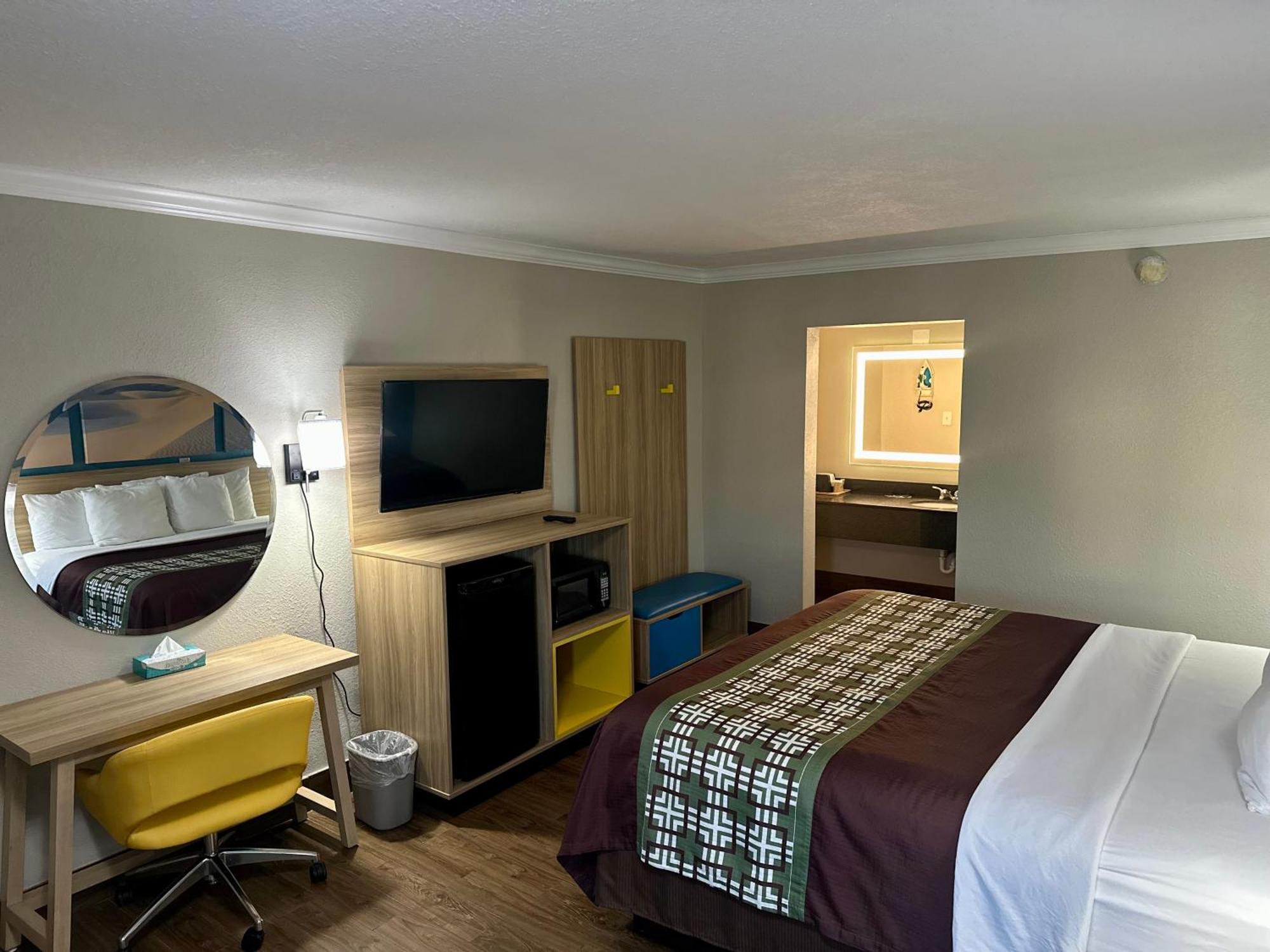 Days Inn By Wyndham Houston East Екстериор снимка