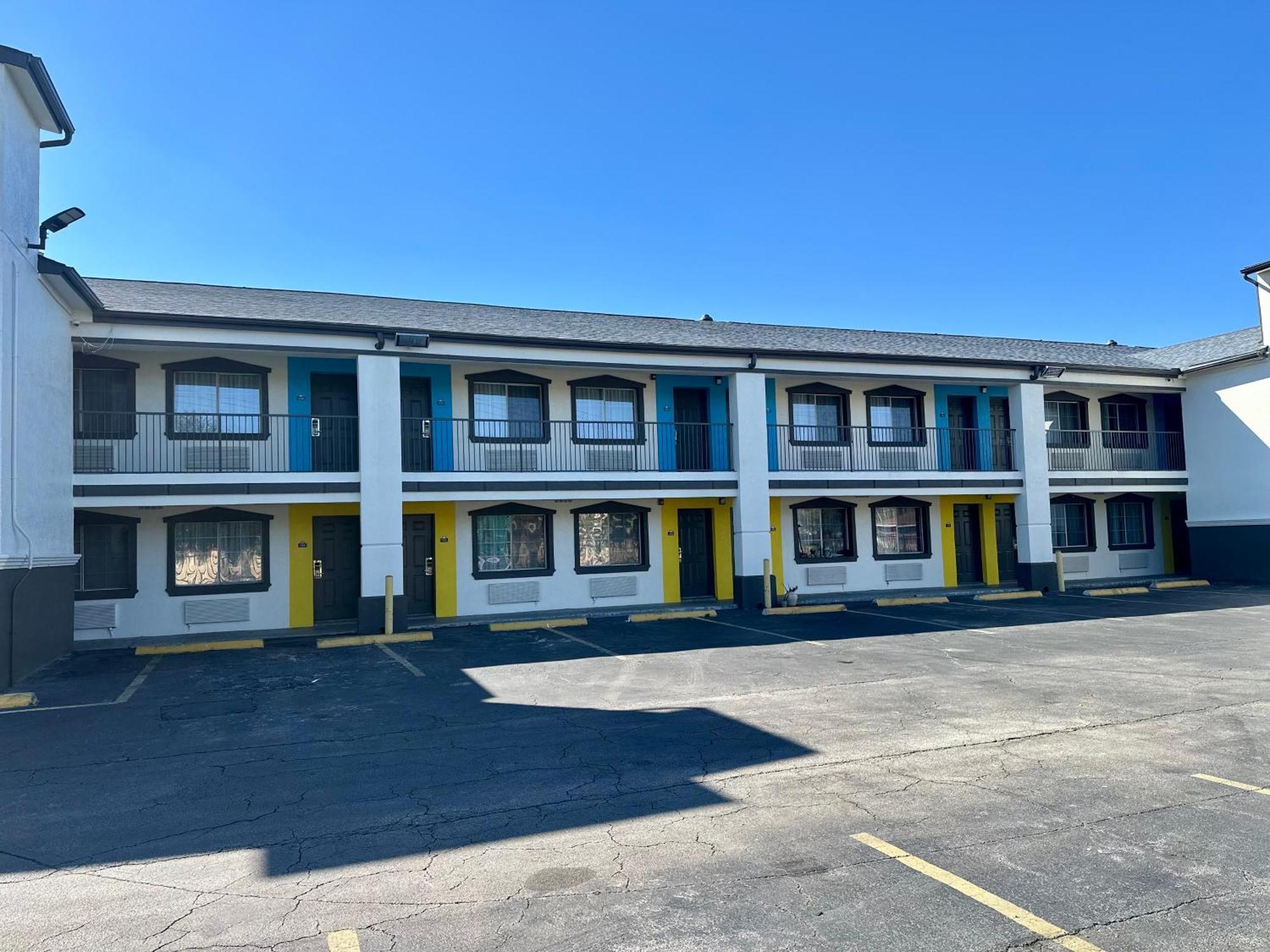 Days Inn By Wyndham Houston East Екстериор снимка