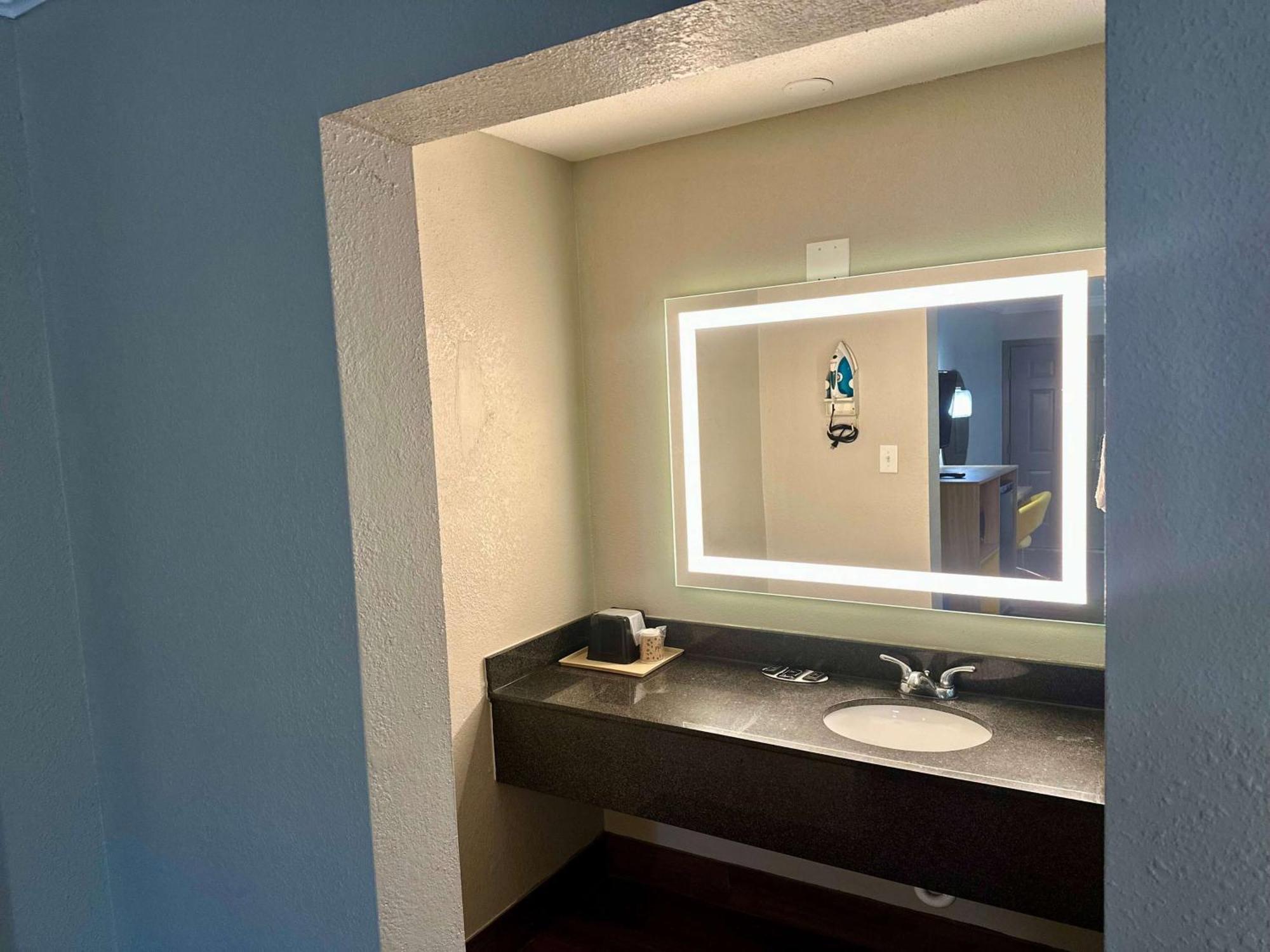 Days Inn By Wyndham Houston East Екстериор снимка
