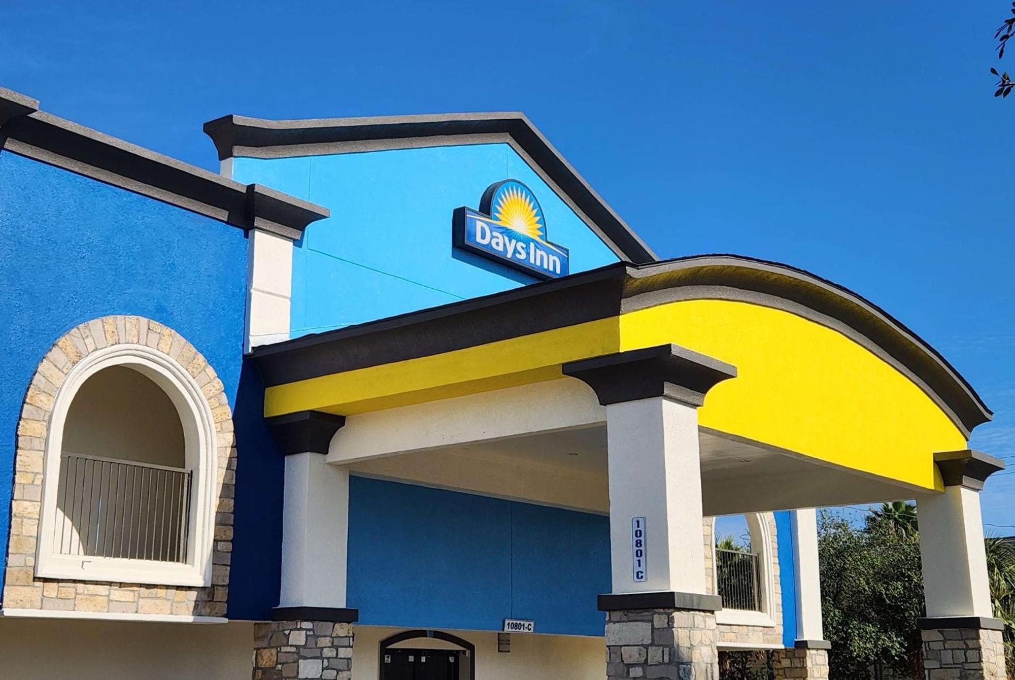 Days Inn By Wyndham Houston East Екстериор снимка