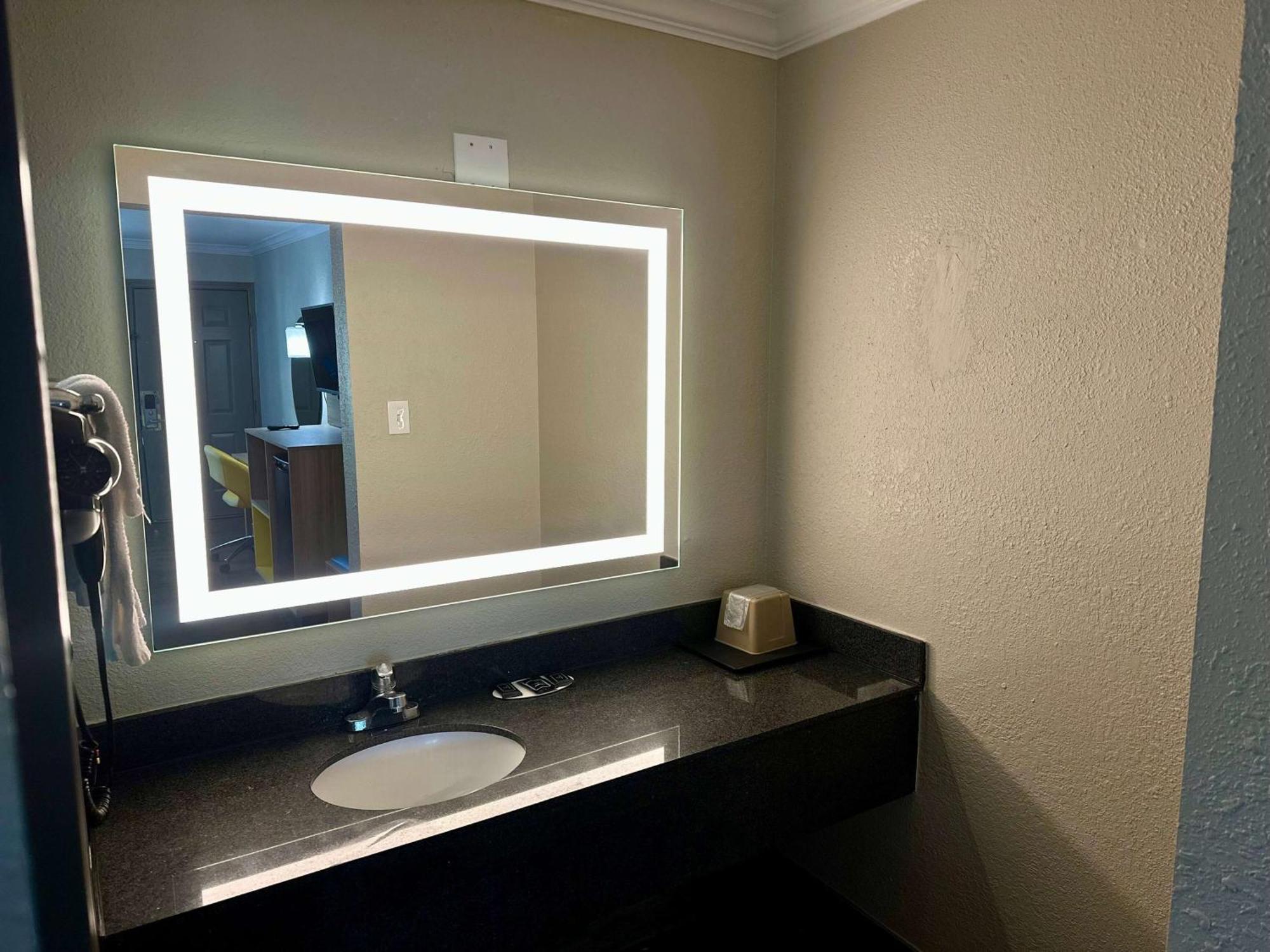 Days Inn By Wyndham Houston East Екстериор снимка