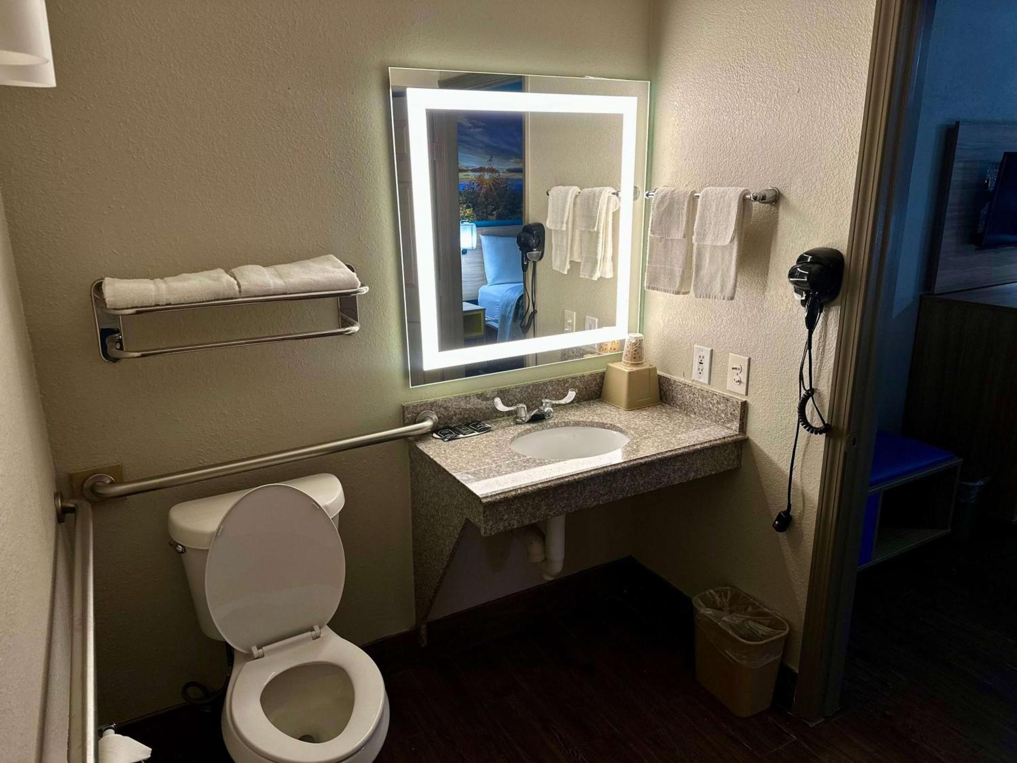 Days Inn By Wyndham Houston East Екстериор снимка